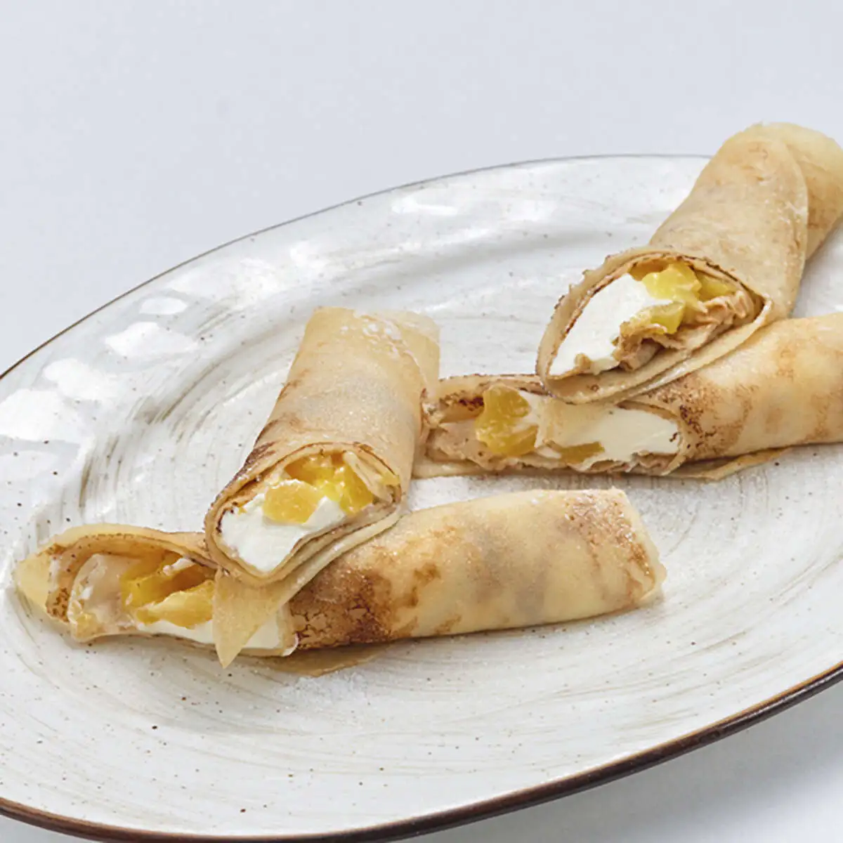 Блины с персиком и сливочным кремом
