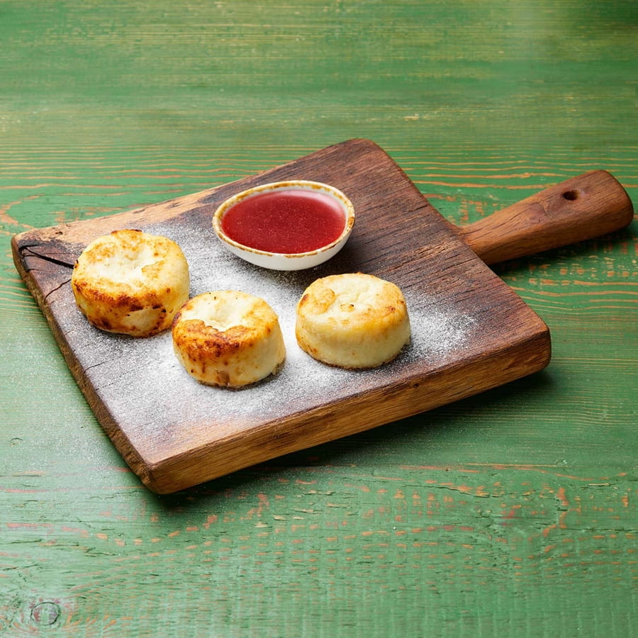 Сырники со сметаной и клубничным соусом 